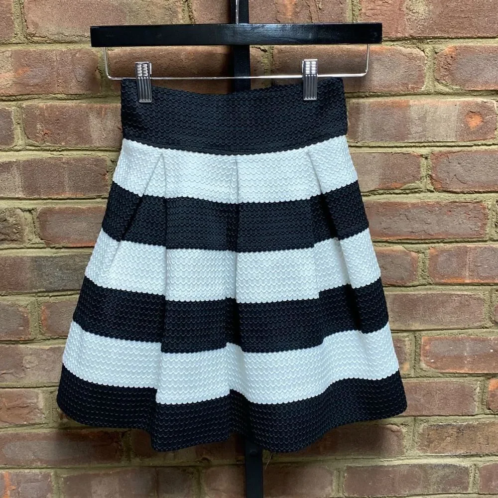 Exhilaration Black & White Pleated Skirt Size Small